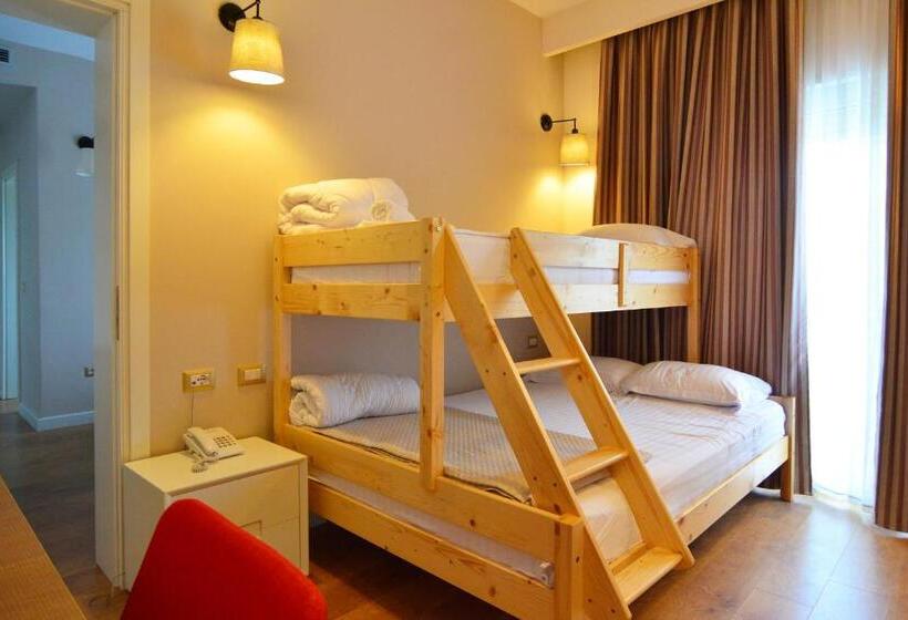 חדר משפחתי, Sandy Beach Resort