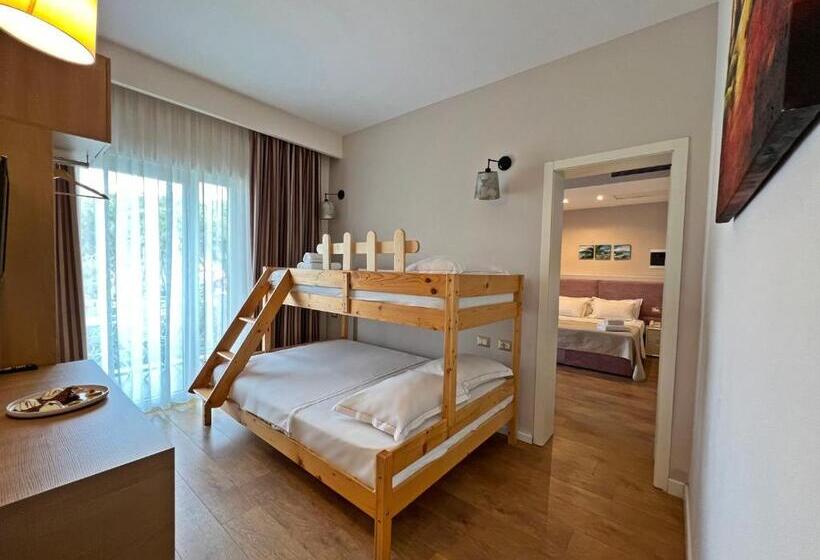 חדר משפחתי, Sandy Beach Resort