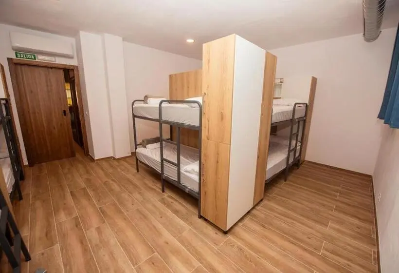 ルームシェアのワンベッド, Albergue Talieiro