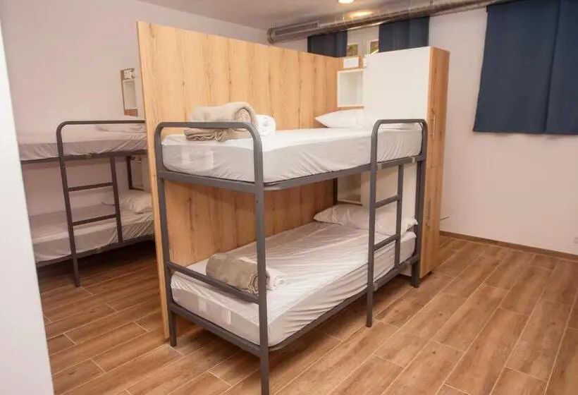 ルームシェアのワンベッド, Albergue Talieiro