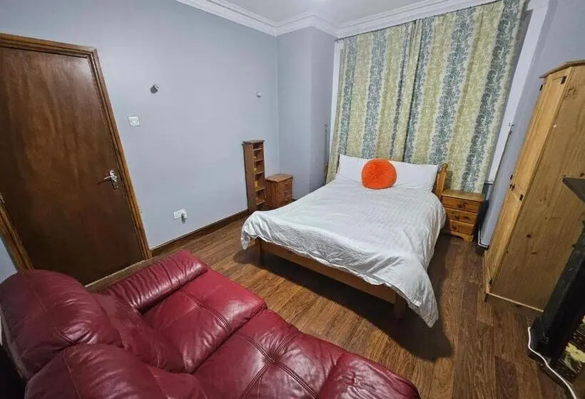 バス共有のスタンダードルーム, Affordable Rooms With Kitchen Near Station Overnight Free Parking 6pm To 8am