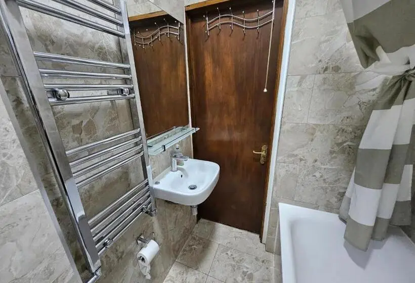 バス共有のスタンダードルーム, Affordable Rooms With Kitchen Near Station Overnight Free Parking 6pm To 8am