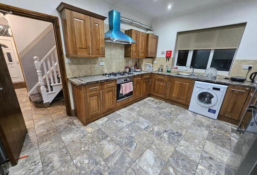 Номер Стандарт Совместная Ванная, Affordable Rooms With Kitchen Near Station Overnight Free Parking 6pm To 8am