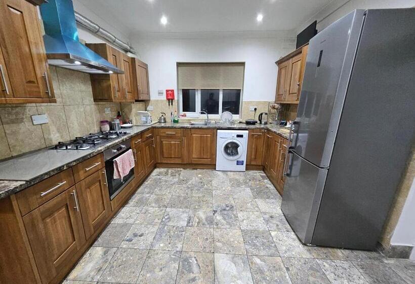 Номер Стандарт Индивидуальный Совместная Ванная, Affordable Rooms With Kitchen Near Station Overnight Free Parking 6pm To 8am