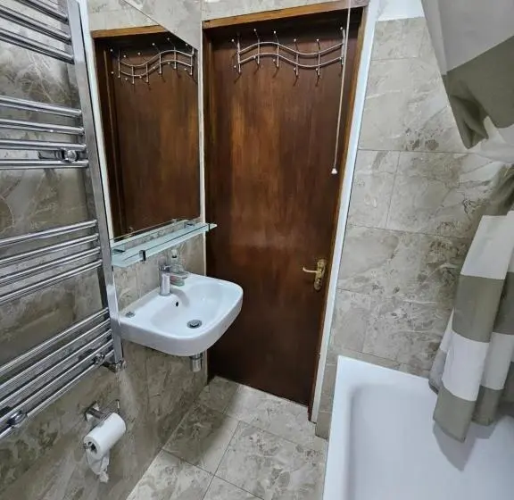 バスルーム共有のシングルスタンダード, Affordable Rooms With Kitchen Near Station Overnight Free Parking 6pm To 8am
