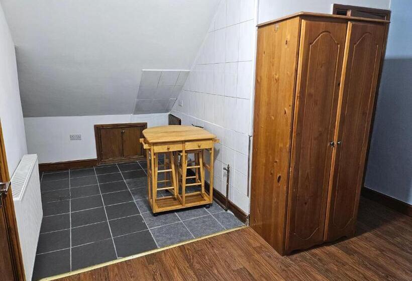 Номер Deluxe, Affordable Rooms With Kitchen Near Station Overnight Free Parking 6pm To 8am