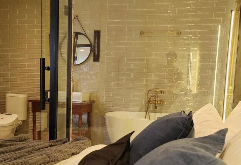 اتاق لوکس, The Motuga Hostel Bangkok