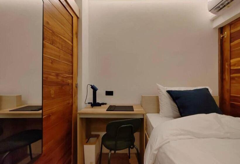 اتاق استاندارد یک نفره, The Motuga Hostel Bangkok
