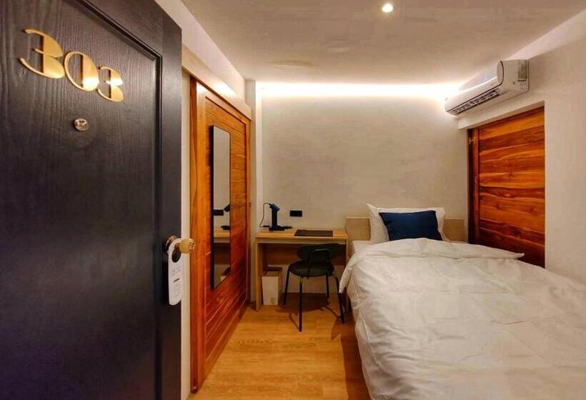 اتاق استاندارد یک نفره, The Motuga Hostel Bangkok