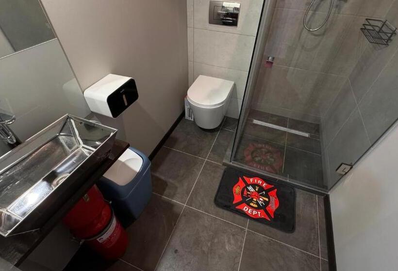 اتاق استاندارد یک نفره, Fire Station Hostel