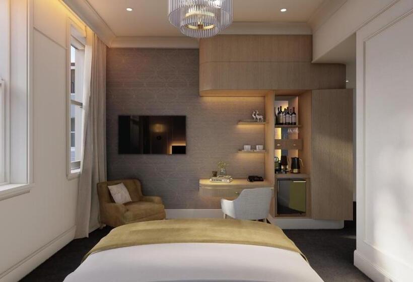 디럭스 룸, The Clements