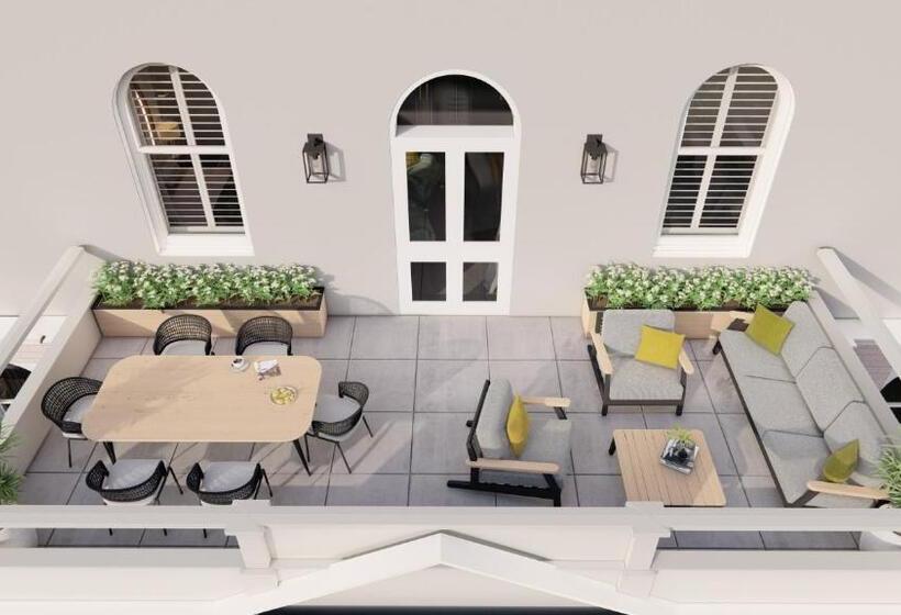 이그제큐티브 스위트, The Clements