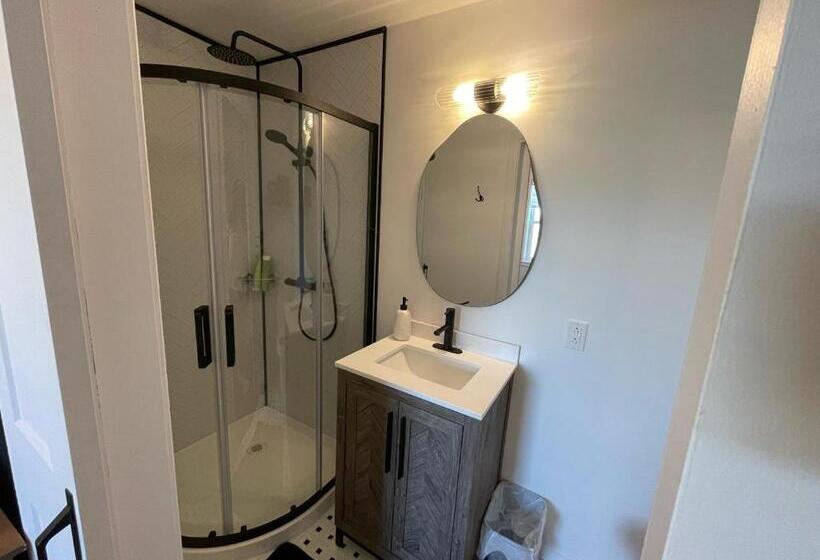 Номер Стандарт Вид на Сад, La Maison Rouge   Bed & Breakfast   La Pocatière