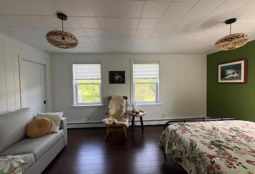 Семейный Номер, La Maison Rouge   Bed & Breakfast   La Pocatière