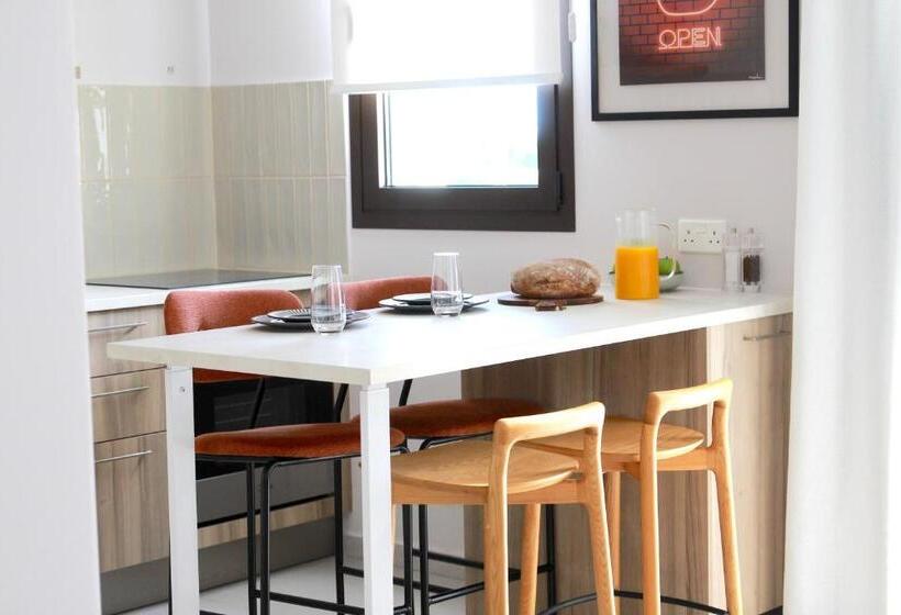 سوئیت با بالکن, Liv & Co Suites & Villas