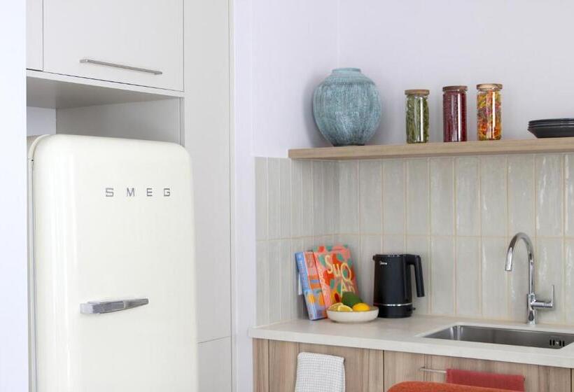 سوئیت با بالکن, Liv & Co Suites & Villas