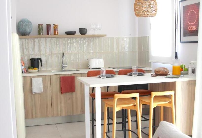 سوئیت با بالکن, Liv & Co Suites & Villas