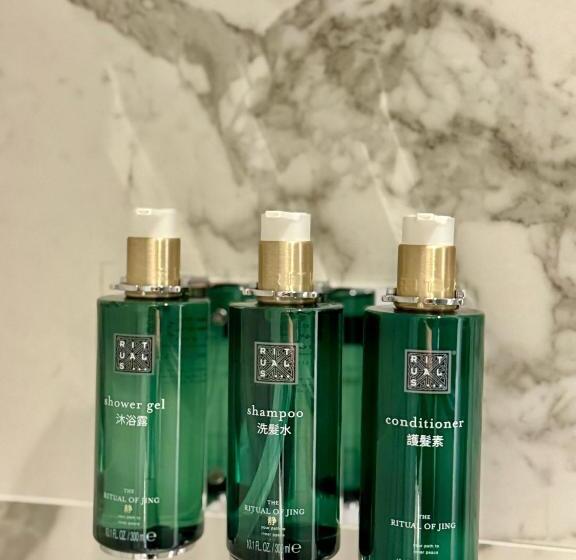 اتاق لوکس, Claude