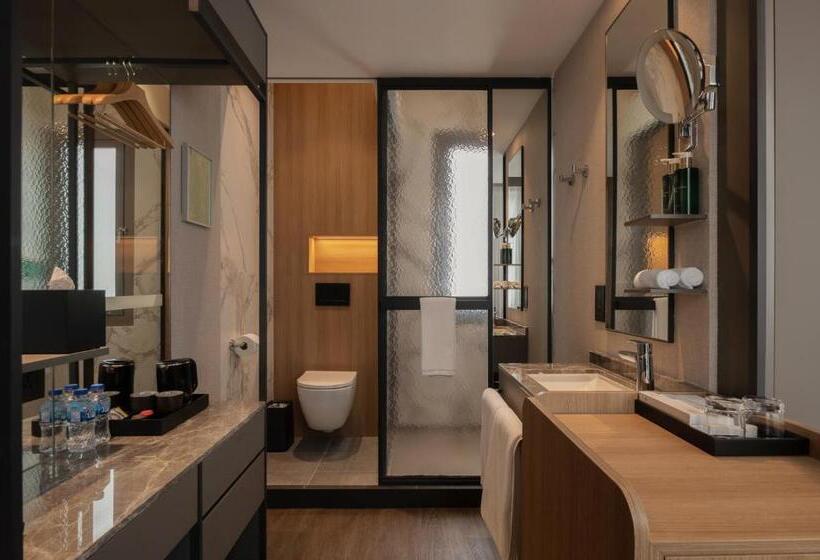 استودیوی سوپریور, Claude