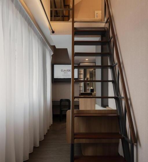 استودیوی سوپریور, Claude