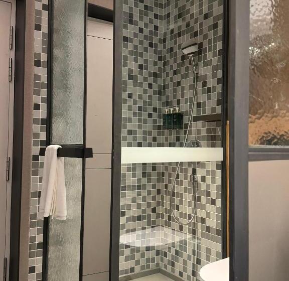 استودیوی سوپریور, Claude