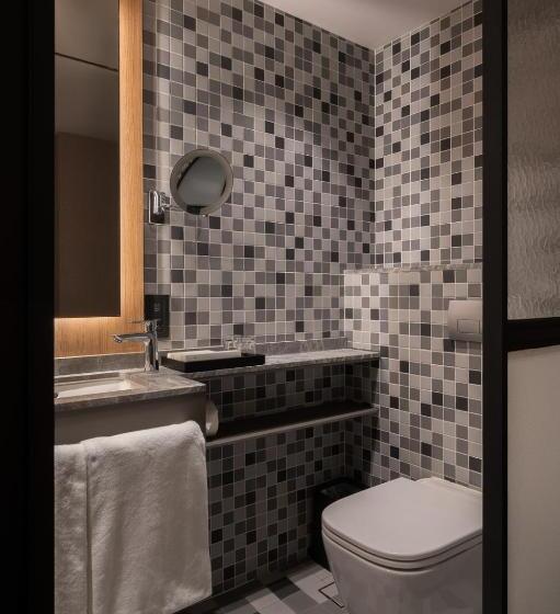 سوییت جونیور, Claude