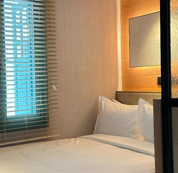 سوییت لوکس, Claude