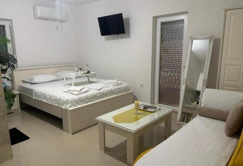 استودیوی لوکس, Apartmani Karach
