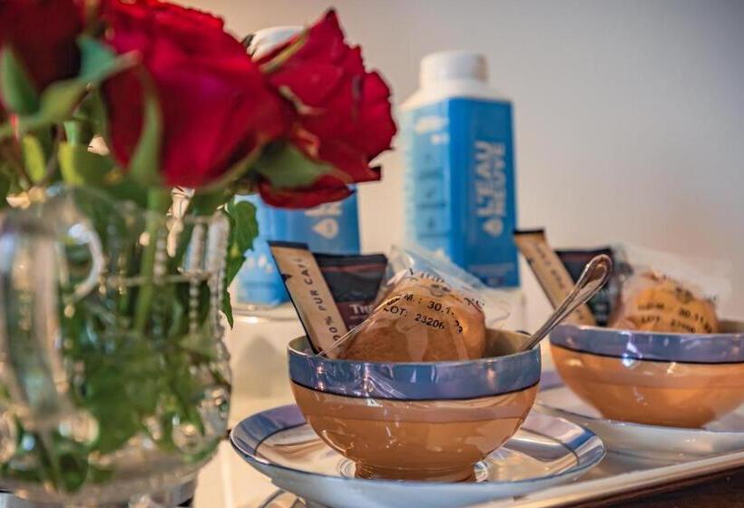 جناح عائلي, Ostal Cassinia