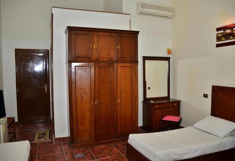 اتاق استاندارد با چشم‌انداز دریا, Dolphin Hotel Safaga