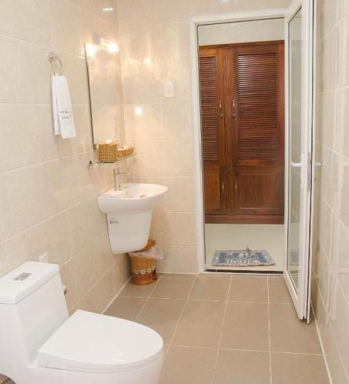 Camera Quadrupla Standard, Anna Nguyễn Bungalow