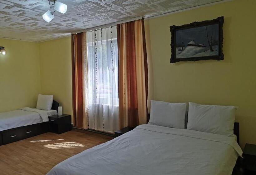 标准三人间, Casa Manu