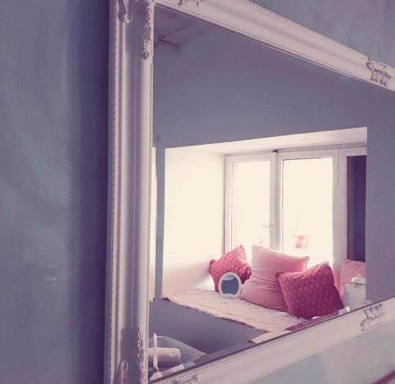 شقة غرفتين, Levendula Vendèghàz