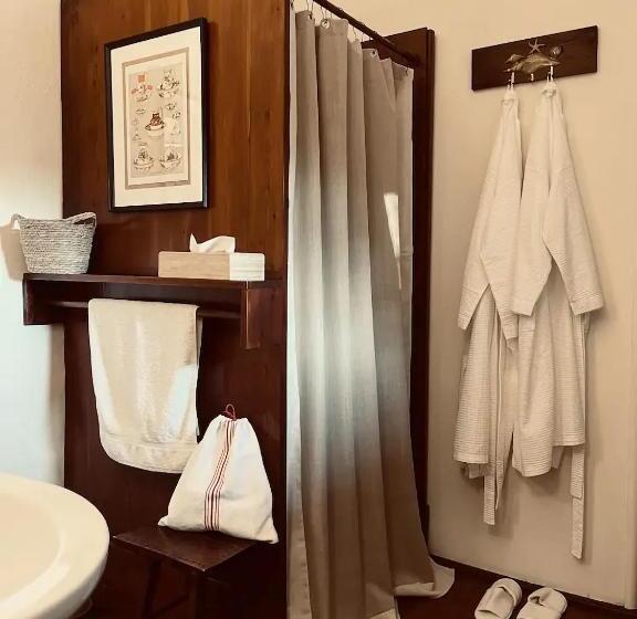 Студия Deluxe, Péchy Castle