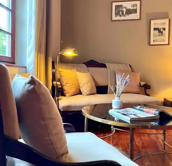 Студия Deluxe, Péchy Castle