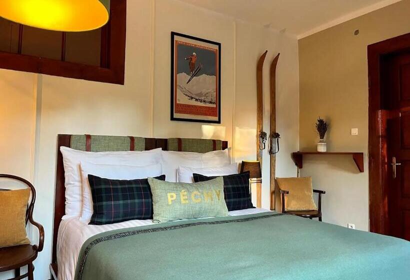 Студия Deluxe, Péchy Castle