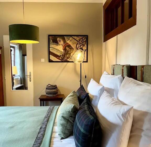 Студия Deluxe, Péchy Castle