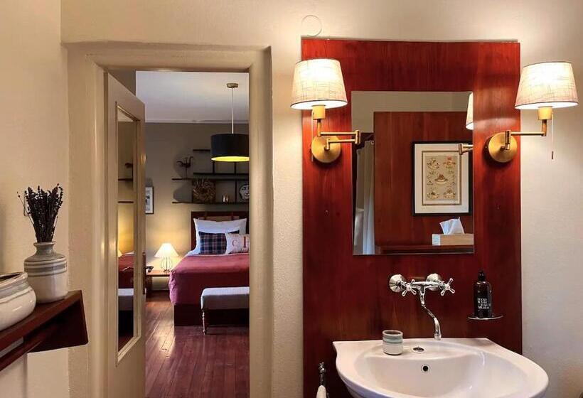Студия Deluxe, Péchy Castle