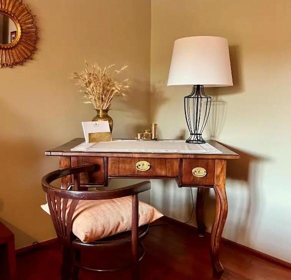 Студия Deluxe, Péchy Castle