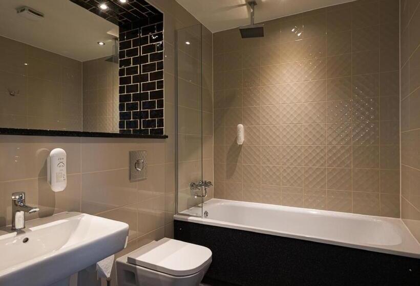 Семейный Номер, Admiral Of The Humber Wetherspoon