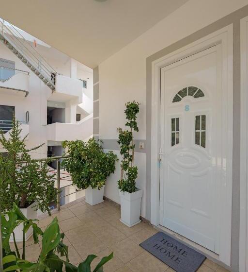 דירת חדר, Angjelo