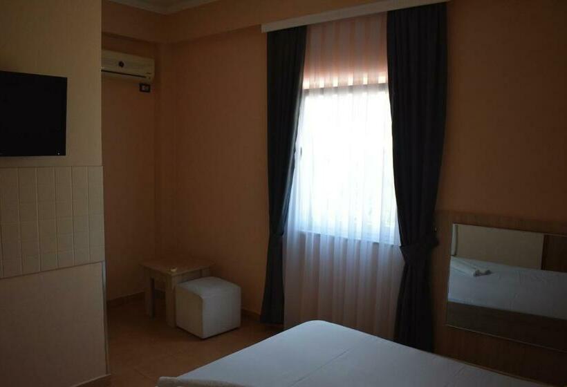 غرفة قياسية سرير كينج, Jurgen