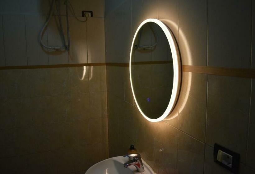 غرفة قياسية سرير كينج, Jurgen