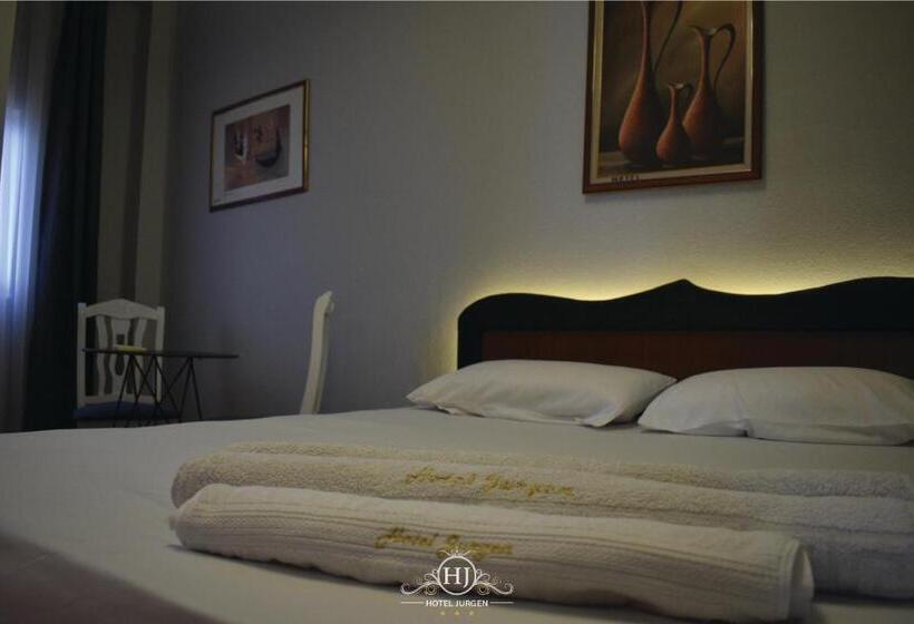 غرفة قياسية ثلاثية مزودة بشرفة, Jurgen