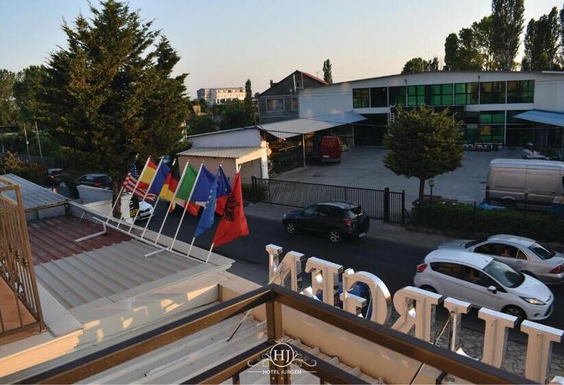 غرفة قياسية ثلاثية مزودة بشرفة, Jurgen