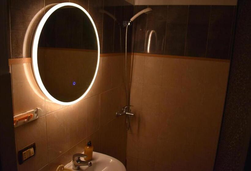 غرفة قياسية ثلاثية مزودة بشرفة, Jurgen