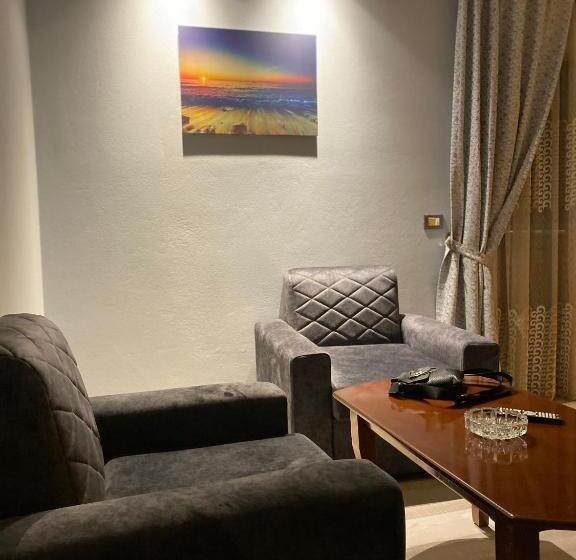 غرفة قياسية ثلاثية مزودة بشرفة, Jurgen