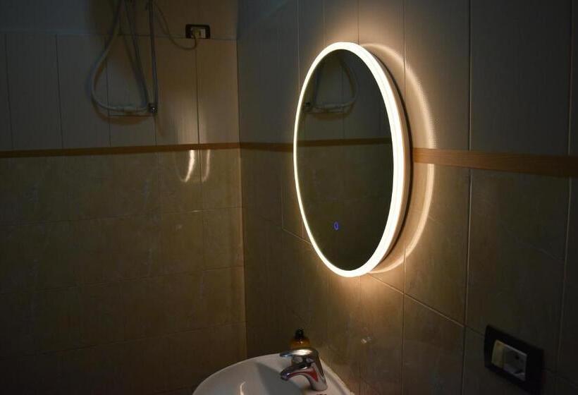 غرفة قياسية ثلاثية مزودة بشرفة, Jurgen