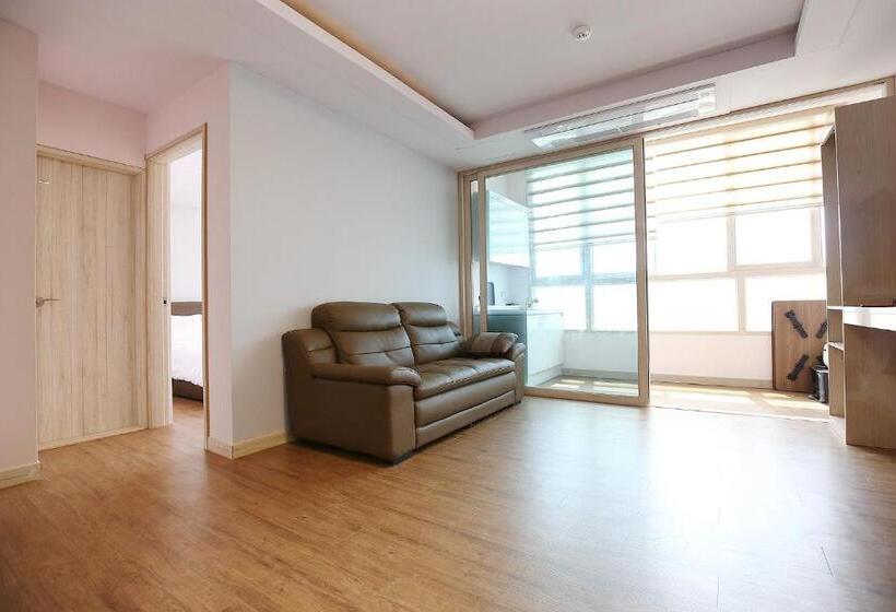 Cameră Familiară cu Vedere la Mare, Lohas