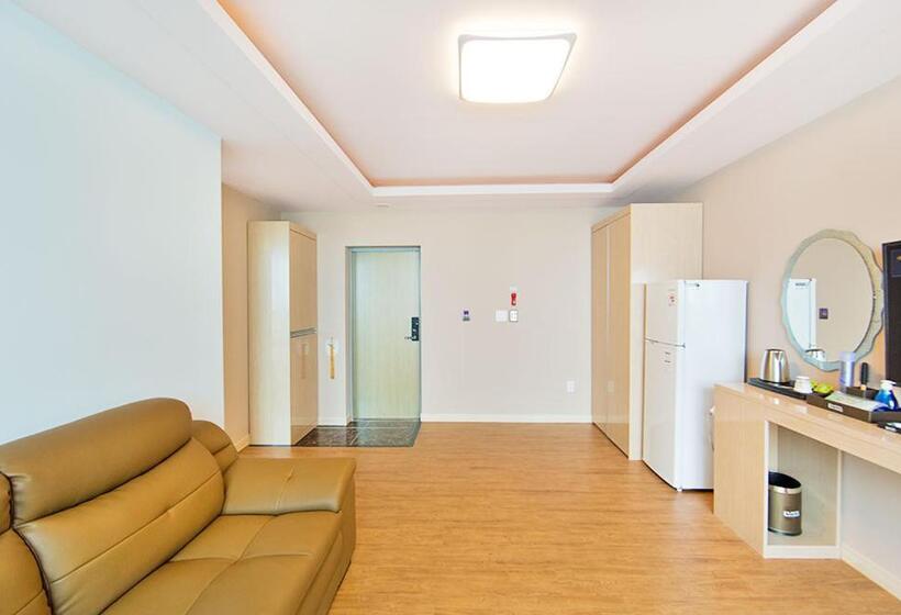 Cameră Familiară cu Vedere la Mare, Lohas